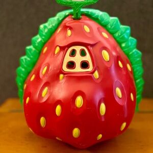 Vintage 1980’s Strawberry Shortcake Berry Bake Shop